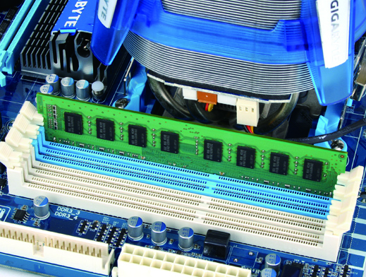 -4-2 Instalação da Memória Antes de instalar um modulo de memória certifique-se de desligar o computador e desconectar o cabo da tomada de energia para a evitar danos ao modulo de memória.