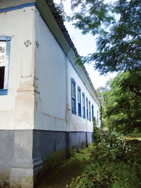 Essas janelas possuem fechamento duplo, com guilhotinas de vidro externas e folhas de abrir em madeira cega para o interior (f20).