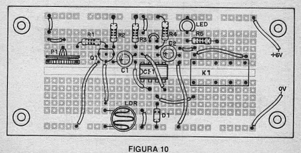 Quando a luz que incide no LDR for cortada, ele acionará um monoestável (timer) com o circuito integrado 555, fechando o relé por um tempo que é determinado basicamente pelo valor do capacitor