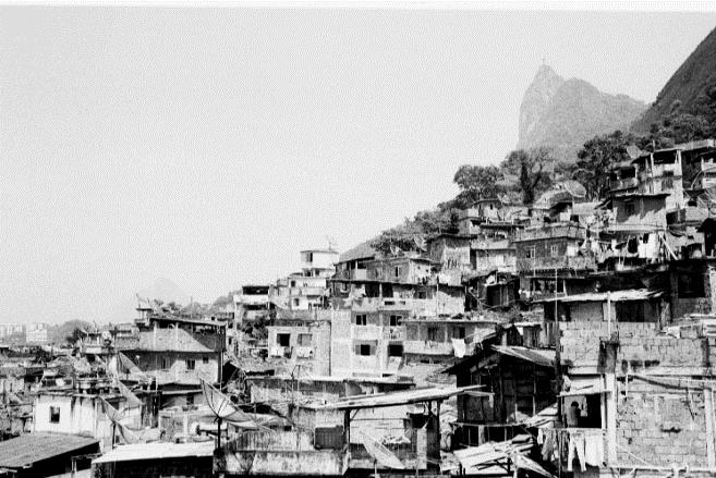 ORIGEM DO TERMO FAVELA Esta imagem da favela foi confirmada por arquitetos, assistentes sociais e doutores que entraram nas comunidades por volta de 1900.