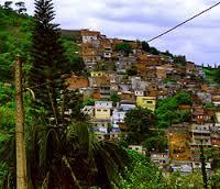 Precária, squatter community induz ilegalidade e ghetto pressupõe violência.