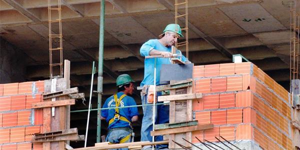 FIGURA 2 Condição Insegura Os projetos das instalações do canteiro dependem do tamanho da obra, do volume de material a ser armazenado, da quantidade de funcionários, equipes técnicas, dos períodos