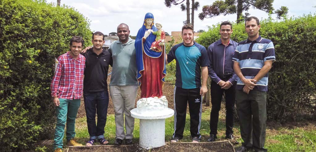 CINCO JOVENS COMEÇARAM A FORMAÇÃO NA FILOSOFIA P. Urbanus Mulati Nzomo, IMC Curitiba 34 O seminário filosófico de Curitiba mudou de lugar no ano passado.