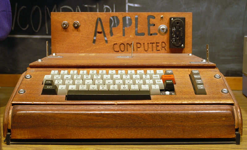 Em 1976, aparece o Apple I, primeiro