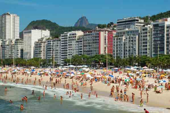 5 Observe as duas paisagens litorâneas e faça o que se pede. A. Ika66/Dreamstime Praia de Canoa Quebrada, Fortaleza, 2010. B. Celso Pupo/Shutterstock Praia de Copacabana, na cidade do Rio de Janeiro.