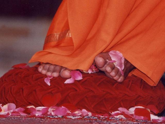 Com Amor aos Pés de Lotus de Bhagavan Sri Sathya Sai Baba Conselho Central da