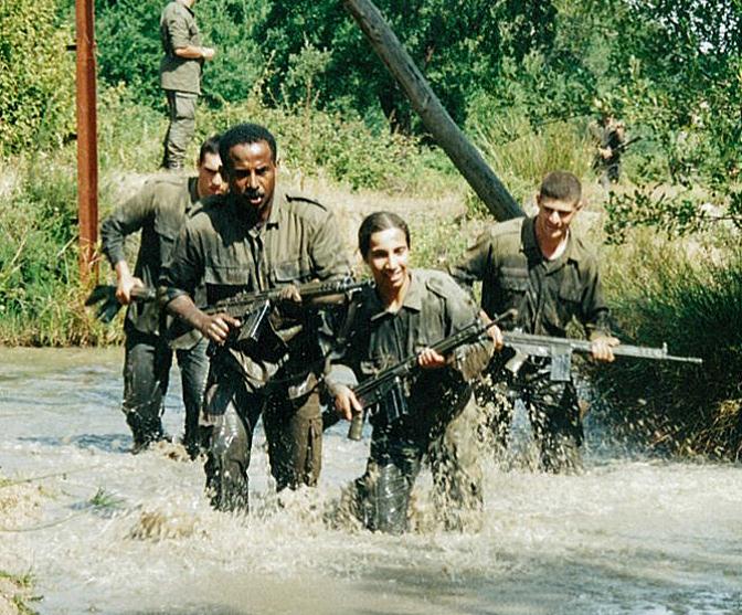 Figura 3: Cadetes em instrução Fonte: Fotografia cedida pela AM A evolução dos efetivos femininos no Exército Nos anos 70 do séc.