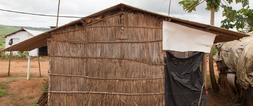 Exercício Construtivo para uma Guerrilha Sem Terra aponta para um uso da arquitetura como tática de guerrilha.