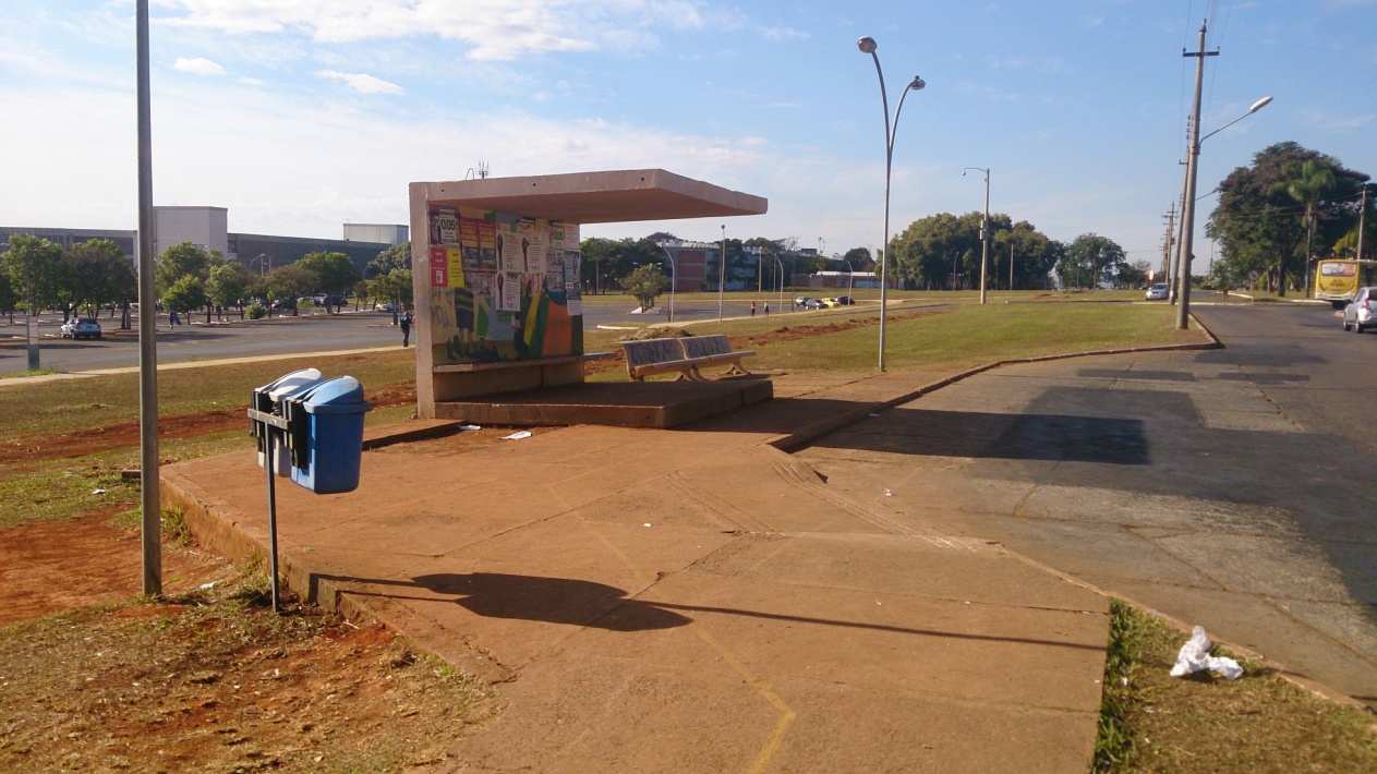 Parada de ônibus que dá acesso ao