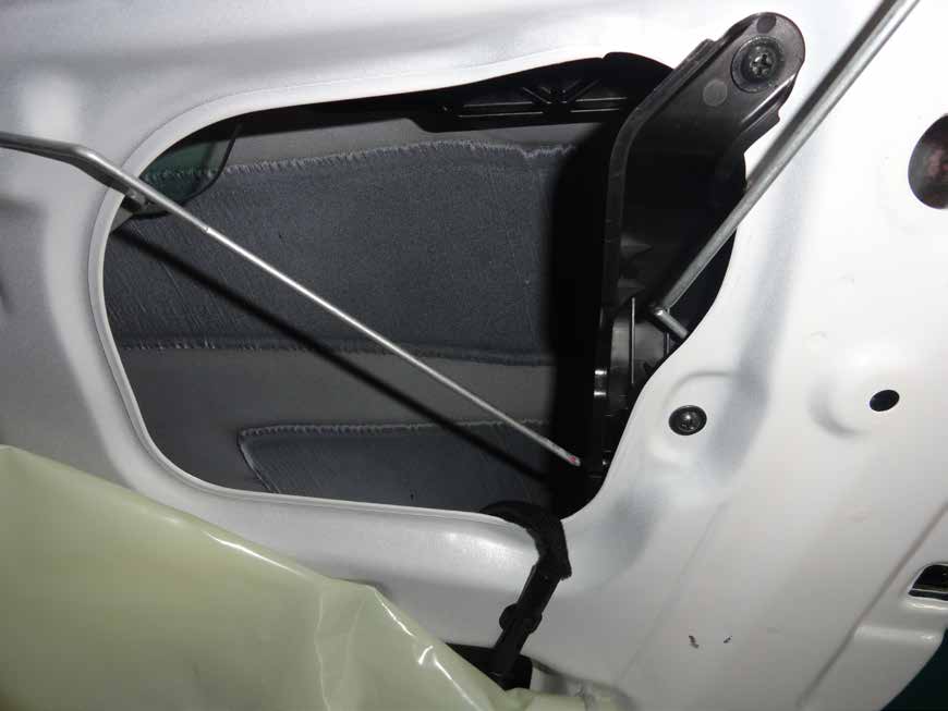 Passo 01 Nas dianteiras remova a vedação plástica da porta e a proteção plástica que está presa nos parafusos 1 e 2 originais do carro.