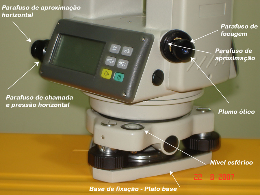 O TEODOLITO ELETRÔNICO Prumo ótico; Base de fixação. Parafusos calantes. Nível esférico cilíndrico e tubular Visor digital e teclado.