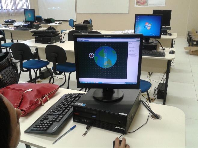 potencializam a aprendizagem da física e matemática (Figura 2). Figura 2: Experimentação pelo professor de um simulador que explora o conceito de gravidade.