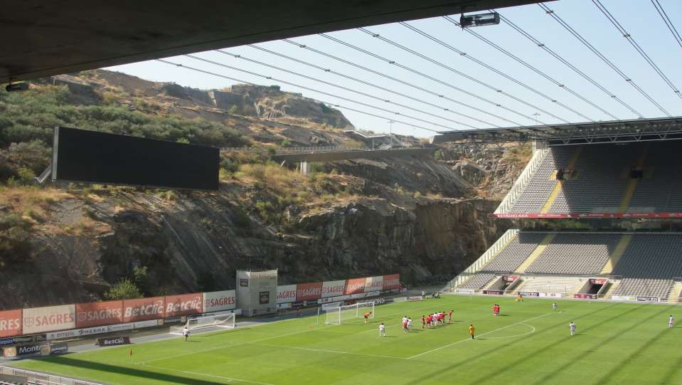 Estádio Municipal de Braga: Antiga pedreira, na encosta do Monte Crato.