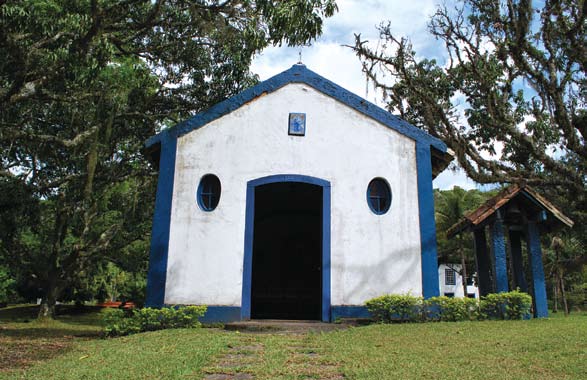 descrição arquitetônica O forro em madeira do tipo saia e blusa apresenta acabamento reto nas extremidades e é pintado nas cores azul e branco (f35).