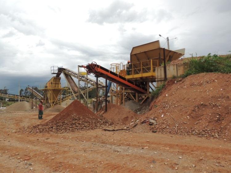 da construção civil em Goiânia 29 reciclagem dos resíduos Classe A, instalada em Aparecida de Goiânia GO (Figura 7). Figura 7 - Usina de reciclagem RNV. Fonte: Autoria própria.