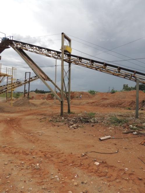 da construção civil em Goiânia 35 Figuras 11 - Esteira e armazenamento temporário de solo e partículas finas. Fonte: Autoria própria.