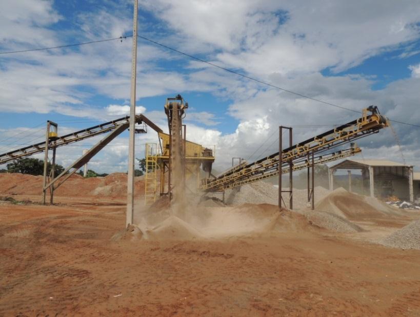 da construção civil em Goiânia 36 O peneiramento do material é realizado por três peneiras vibratórias posicionadas verticalmente, para promover a separação do material em quatro granulometrias, que