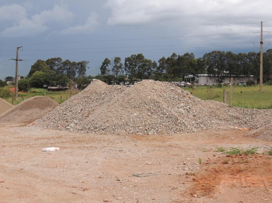 da construção civil em Goiânia 37 Figura 14 - Armazenamento temporário da brita graduada simples. Fonte: Autoria própria.