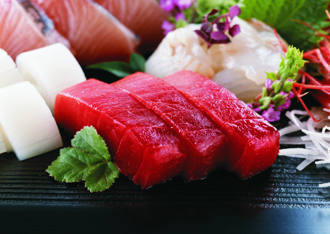A dieta dos japoneses privilegia alimentos naturais como a soja, arroz, peixes e algas Arroz, peixe, legumes, algas e soja.