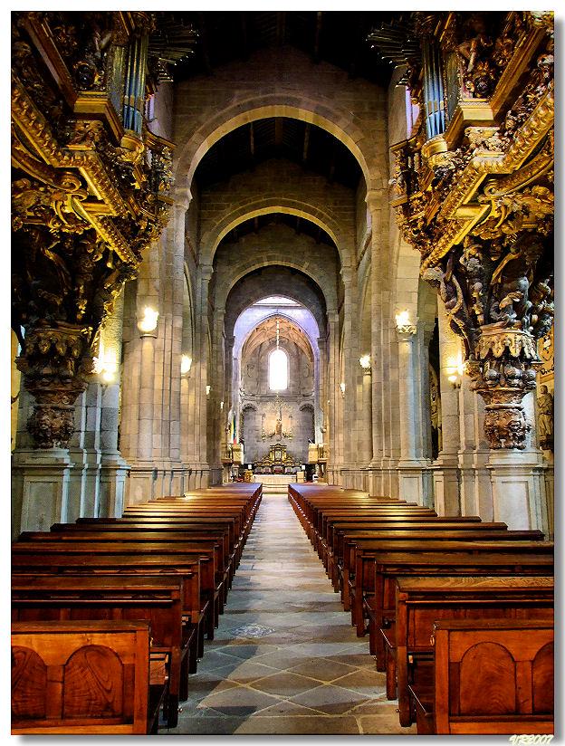 Nesta catedral encontram-se os túmulos de Henrique de Borgonha e de sua mulher, Teresa de Leão, os condes do Condado Portucalense, pais do rei D. Afonso Henriques.