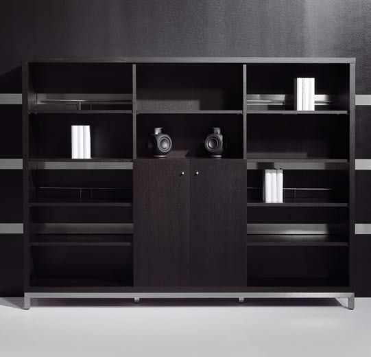 IBO <14 >15 09. >Armário estante em madeira com 2 portas batentes. Estrutura da base em tubo de aço inox >Veneer shelving cabinet with 2 hanging doors.