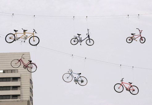 BIcicletas cinelândia / CANDELARIA Intervenção com 25 bicicletas suspensas no espaço aéreo entre edifícios do centro da cidade.