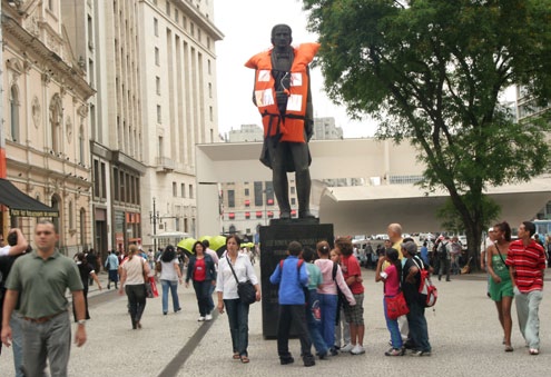 SOBREVIVÊNCIA Cidade do Rio de Janeiro Intervenção nos monumentos públicos da cidade do Rio de Janeiro com coletes salvavidas gigantes.