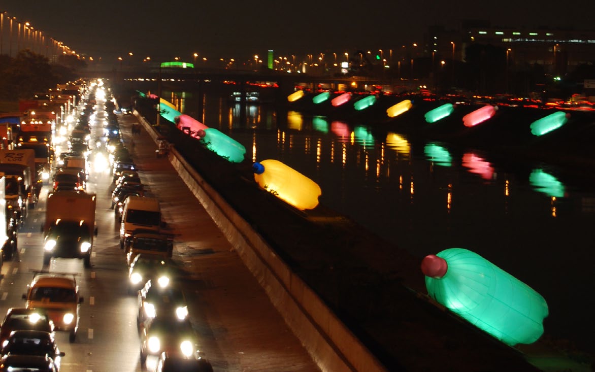 Intervenção realizada nas margens do rio Tietê, em São Paulo com esculturas monumentais.