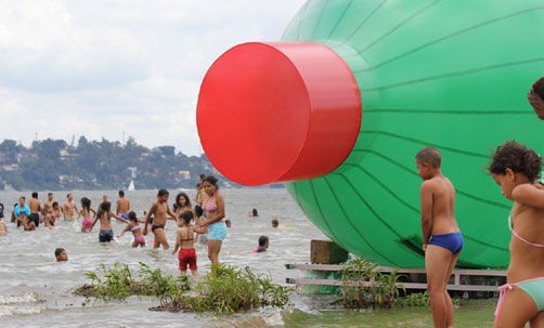 pets PRAIA DO BOTAFOGO 8 (oito) esculturas infláveis gigantes na forma de garrafas de refrigerante PET - medindo 12m de comprimento por 3,50m de altura - instaladas na Baía de Guanabara, na areia e