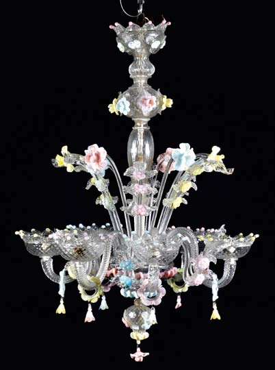 153 80 81 154 153 Lustre em vidro de Murano, de 6 lumes, decorado com motivos florais polícromos. Pequenos defeitos. Alt. aprox.: 94 cm.