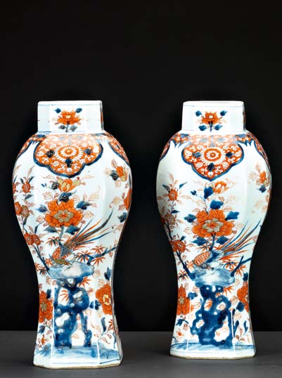 162 Par de jarras facetadas, em porcelana chinesa. Decoração Imari a azul sob vidrado e com esmaltes em tons de rouge de fer e dourado representando vista de jardim com rochedos, pássaros e flores.