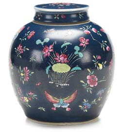 165 90 91 167 165 Par de potes com tampa em porcelana chinesa. Decoração powder blue e com esmaltes da família rosa e dourado representando flores e borboletas. Reinado de Kangxi.