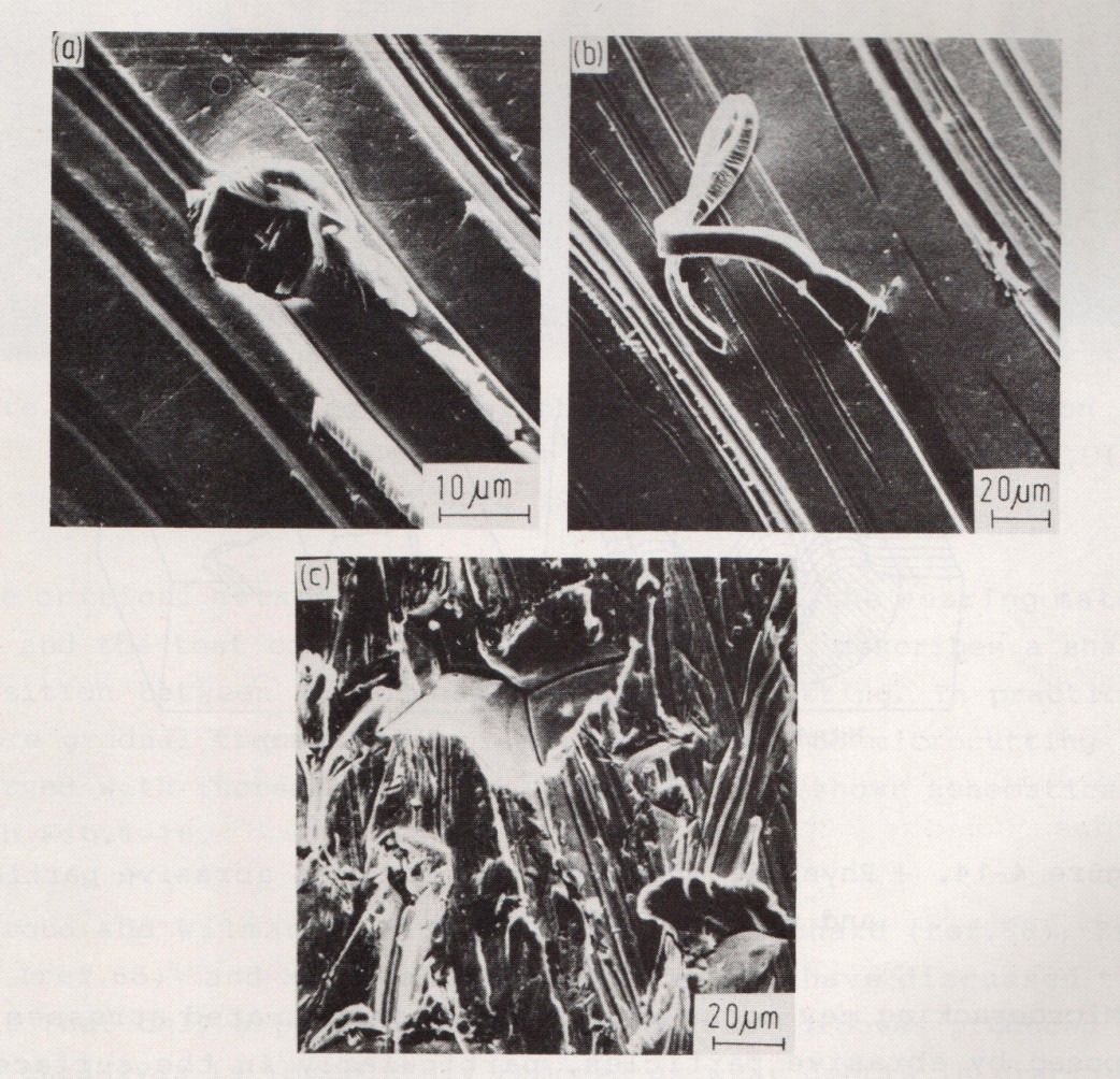 41 A Figura 2.14 (BRANKOVIC, 1998) apresenta micrografias dos micro-mecanismos abrasivos em superfícies de aços desgastadas.