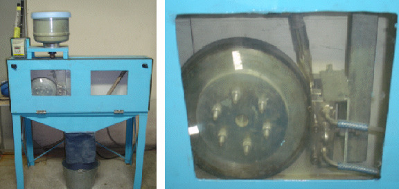 84 Rotação do disco: 200 r.p.m. Figura 3.7 Equipamento utilizado para a realização do ensaio de desgaste disco de borrachaareia abrasiva.