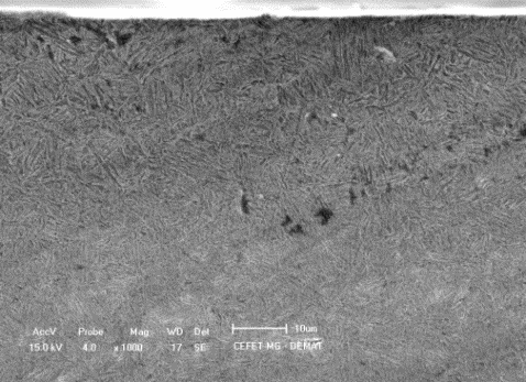 A B Figura 3 - Micrografias das amostras retificadas com Soja 100% (A) e Soja 5 (B). A B Figura 4 - Micrografias das amostras retificadas com Mix 1 (A) e Mix 2 (B).