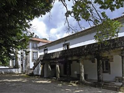 Casa de Crasto A Casa de Crasto, situada na linda vila de Ponte de Lima, é uma casa do século XVII de porte majestoso como lhe convém.