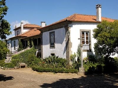 Casa das Torres Surgindo repentinamente no desenhar de uma curva, ergue-se magnífica, em altivo porte, a Casa das Torres, exemplo da arquitectura nobre do tempo de D.