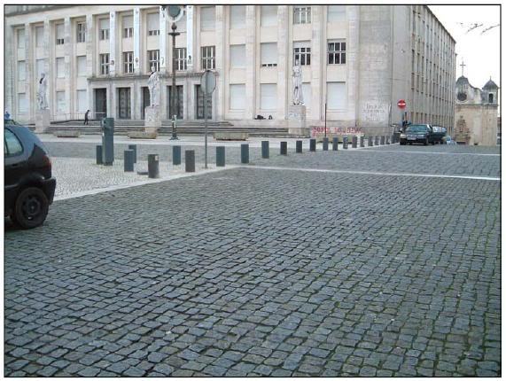 Figura 19 - Exemplo de uma plataforma sobrelevada [Coimbra, 2004] O desnível inicial encontrado pelos veículos motorizados (ver figura 20), para além de implicar uma redução de velocidade no local,