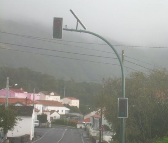 Figura 30 - Semáforo de controlo de velocidade (Açores, 2005) É comum existir uma passadeira semaforizada associada a esta solução quando nas vias distribuidoras principais existe um grande fluxo de