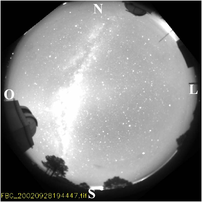 98 Após filtrada, a luz do céu noturno atravessa um outro sistema de lentes colimadoras que direcionam a luz sobre a CCD.