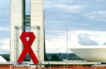 AIDS no Brasil Total de brasileiros soropositivos: ~ 600.000; 65% homens e 35% mulheres (dst.gov.