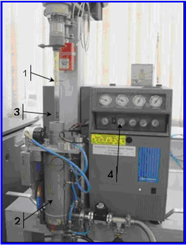 79 1 Tubo carregador com haste 2 Forno 3 Região da amostra 4 Botões de abertura de gases para análise Figura 5.6 Dilatômetro vertical utilizado para sinterização das amostras.