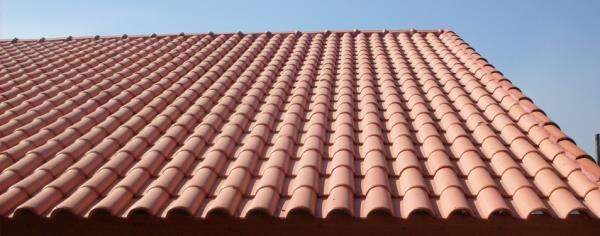 Telhas: Colonial: Uma das primeiras telhas aplicadas em edificações no Brasil; composta de duas peças chamadas de capa e canal; Declividade usual de 35%. Consumo: 22 telhas por m 2.