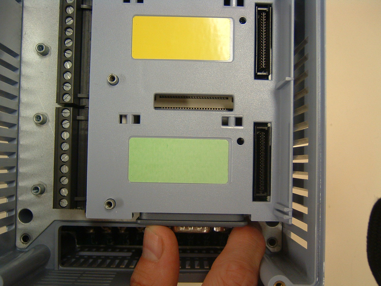 For correct installation of the communication modules, follow the steps below: Step 1 With the equipment de-energized, remove the front cover (figure 2).