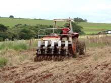 Sistema plantio direto (SPD) Sistema plantio direto (SPD) Fundamentos Eliminação/redução das operações de preparo do solo Uso de herbicidas para o controle de plantas daninhas Formação e manutenção