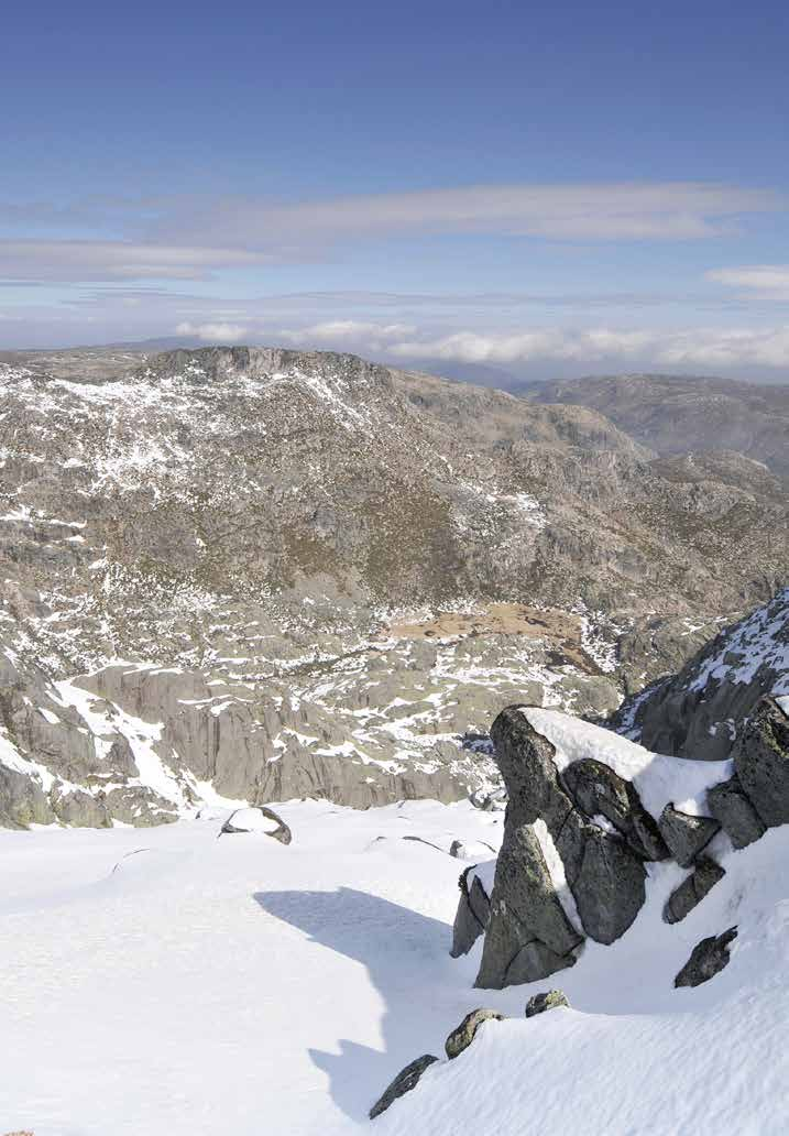 A Serra da Estrela é o destino ideal para os amantes da neve e da Natureza. The Serra da Estrela mountains is the ideal destination for snow and nature lovers.