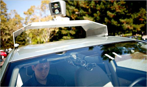Avanços Recentes Google Driverless Car O carro é equipado com um radar a laser que permite ao veículo gerar um mapa 3D detalhado do ambiente.
