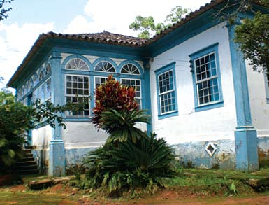 descrição arquitetônica A edificação está assentada sobre um porão baixo, possuindo várias gateiras para ventilação, sendo que, através das visitas, observamos a alvenaria de embasamento em pedra com