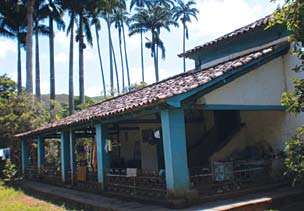 descrição arquitetônica A pequena cozinha contígua mantém despensa e possui evidências de ter tido o seu espaço seccionado por uma parede de tijolo maciço, que alterou o corredor original, criando um