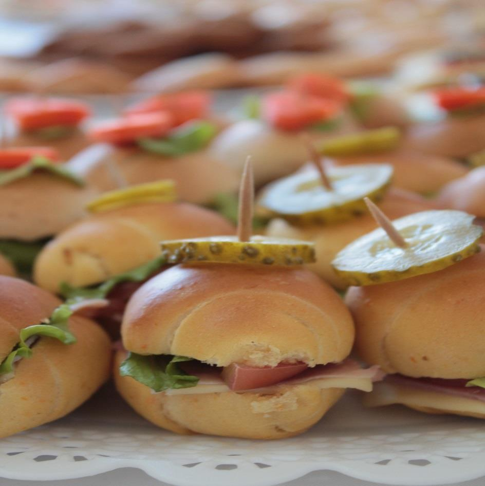 Sanduiches Pequenos Sanduiches Opções de Pães: Italiano, Caseiro (tradicional, espinafre, cenoura e beterraba), Árabe, Batata, Santo Antônio, Croissant, Pão de Forma e Pão integral.